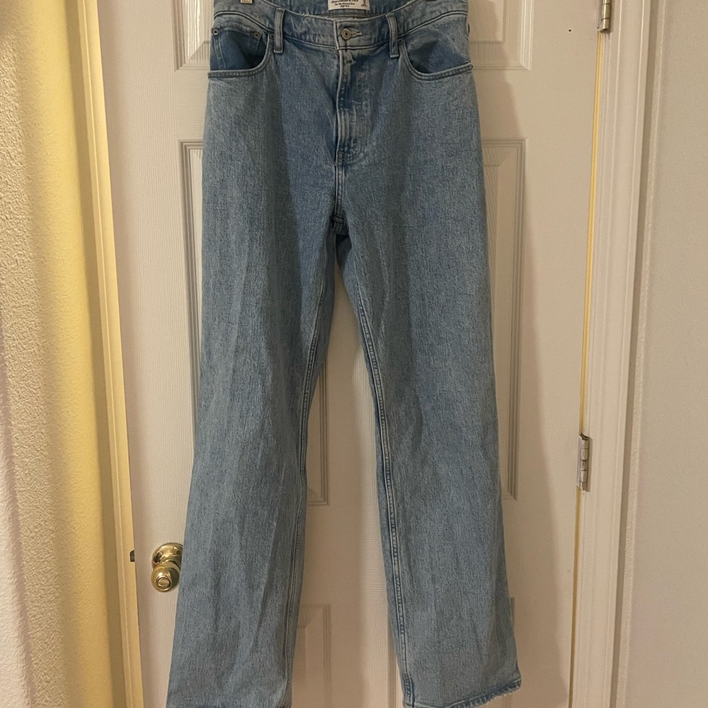 Abercrombie 90s high rise relaxed jean in 29L